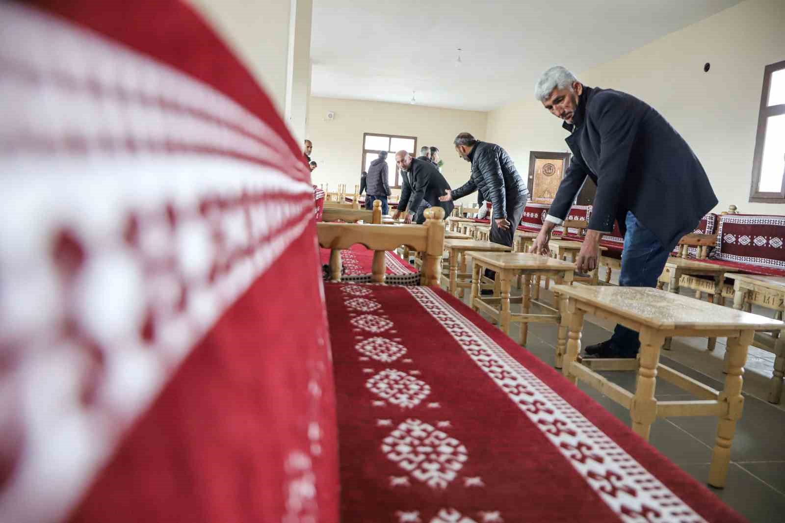 Diyarbakır’da taziye evlerine 732 sedir ve bin 464 sehpa ücretsiz dağıtıldı
Diyarbakır’da taziye evlerine 732 sedir ve bin 464 sehpa ücretsiz dağıtıldı