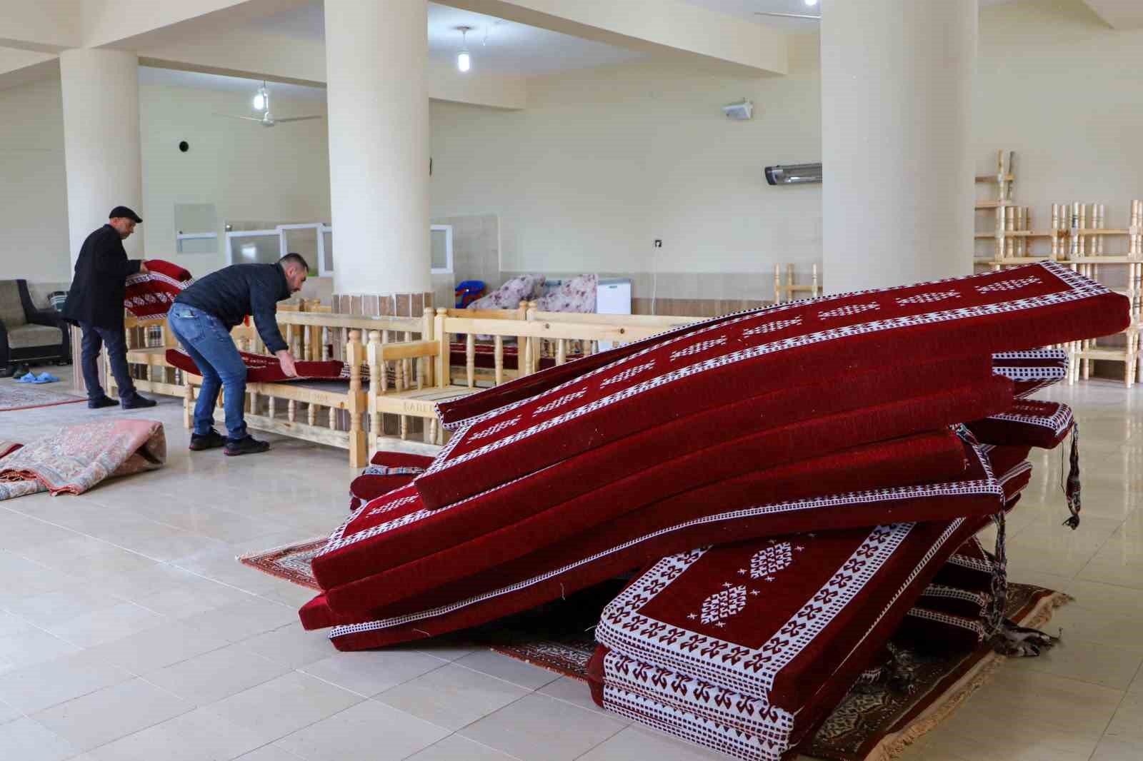 Diyarbakır’da taziye evlerine 732 sedir ve bin 464 sehpa ücretsiz dağıtıldı
Diyarbakır’da taziye evlerine 732 sedir ve bin 464 sehpa ücretsiz dağıtıldı