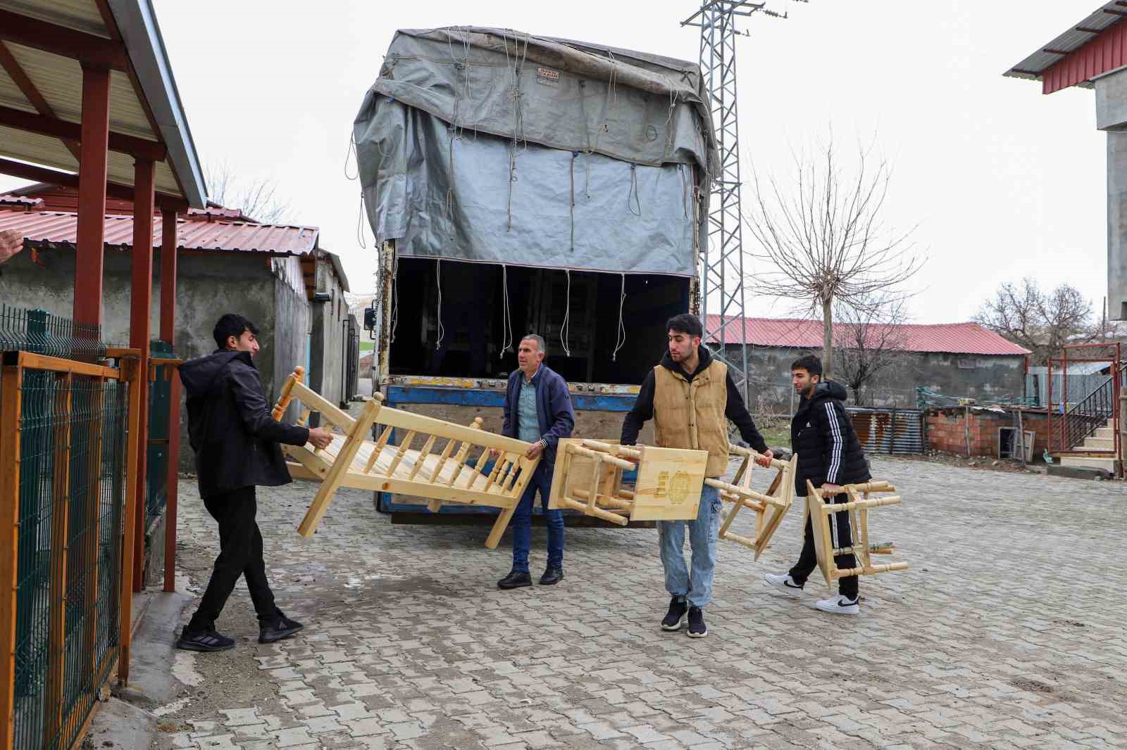 Diyarbakır’da taziye evlerine 732 sedir ve bin 464 sehpa ücretsiz dağıtıldı
Diyarbakır’da taziye evlerine 732 sedir ve bin 464 sehpa ücretsiz dağıtıldı