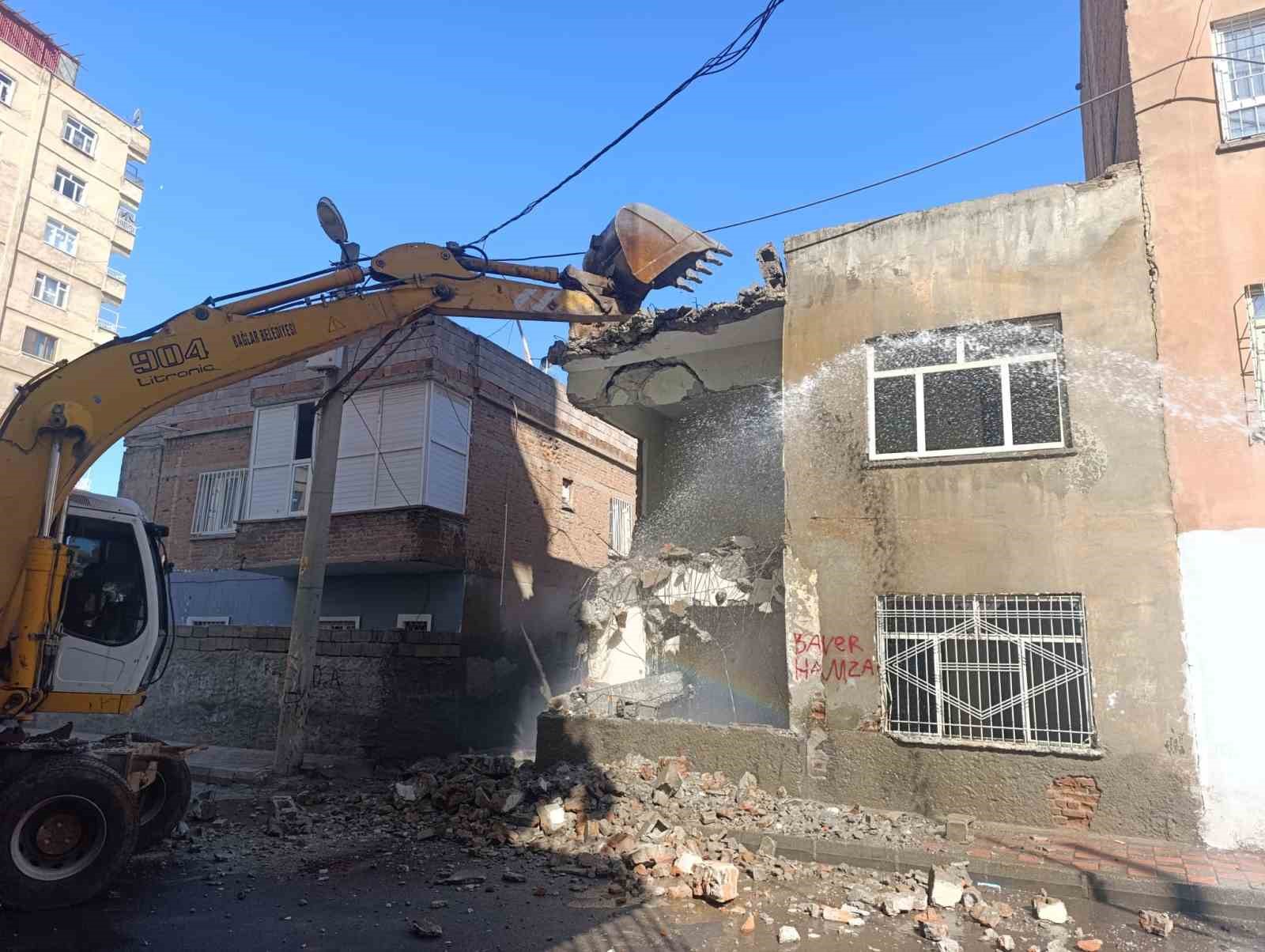 Diyarbakır’da tehlike saçan metruk yapılar yıkılıyor
