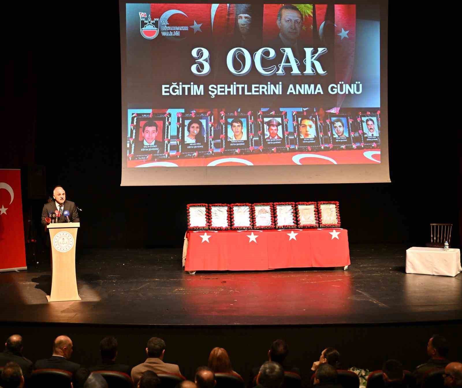 Diyarbakır’da terör saldırısında hayatını kaybedenler anıldı
Diyarbakır’da terör saldırısında hayatını kaybedenler anıldı