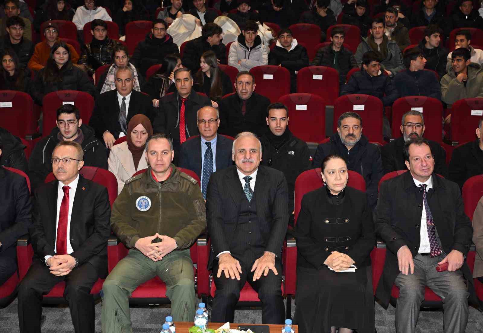 Diyarbakır’da terör saldırısında hayatını kaybedenler anıldı
Diyarbakır’da terör saldırısında hayatını kaybedenler anıldı