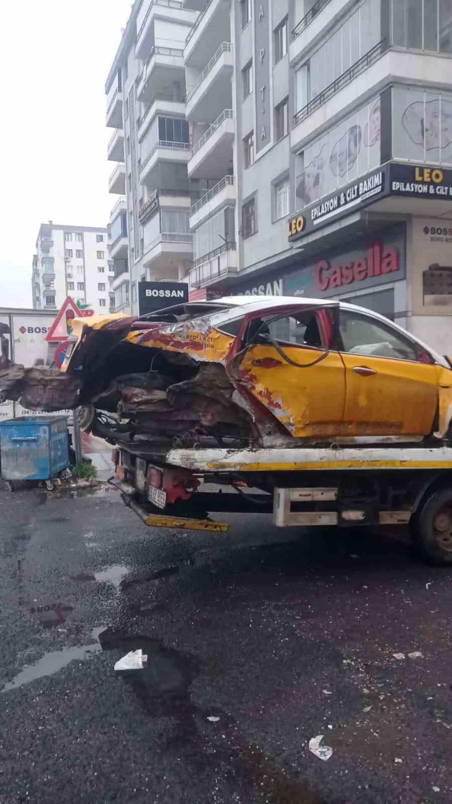 Diyarbakır’da ticari taksinin 3 otomobile çarptığı kaza kamerada
