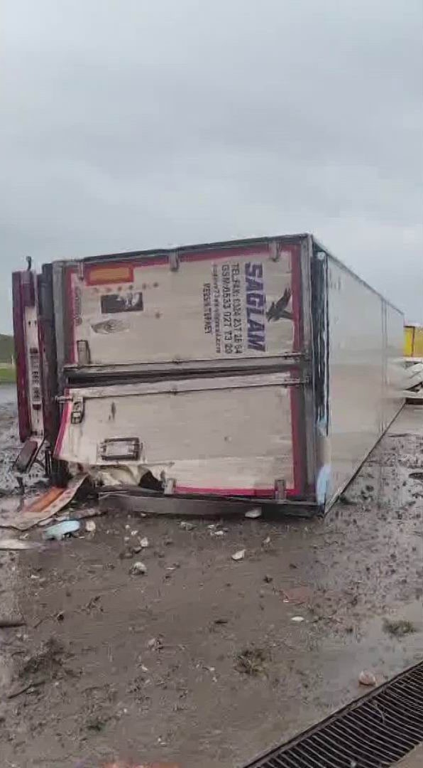 Diyarbakır’da tır otomobili biçti: 2 yaralı
