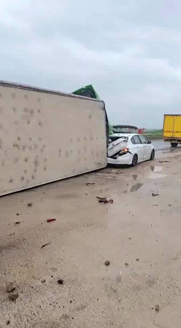 Diyarbakır’da tır otomobili biçti: 2 yaralı
