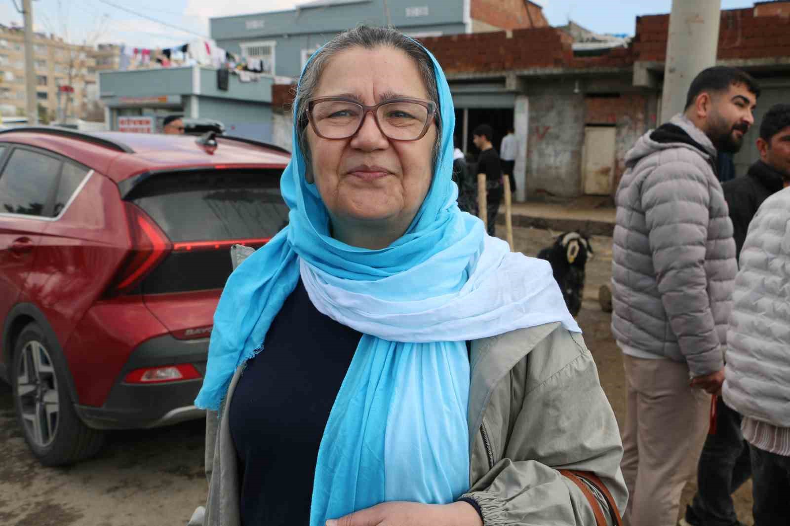 Diyarbakır’da vatandaşlar sofralara bırakacağı eti canlı hayvan pazarından almayı tercih ediyor
