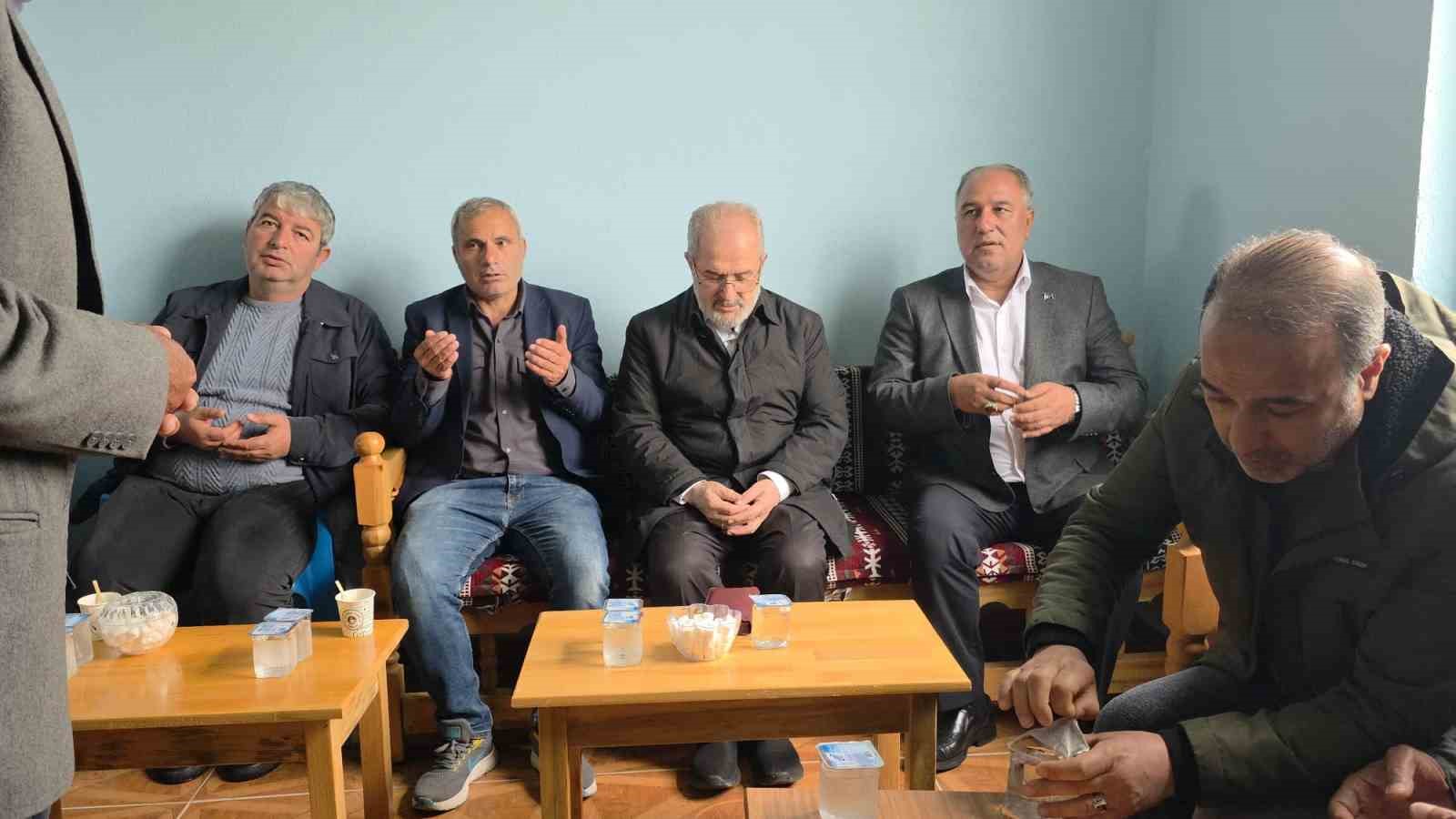 Diyarbakır’da yıldırım çarpması sonucu ölen çocukların aileleri taziyeleri kabul ediyor
