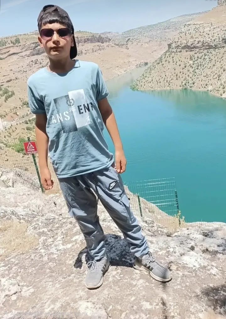 Diyarbakır’da yıldırım çarpması sonucu ölen çocukların aileleri taziyeleri kabul ediyor
