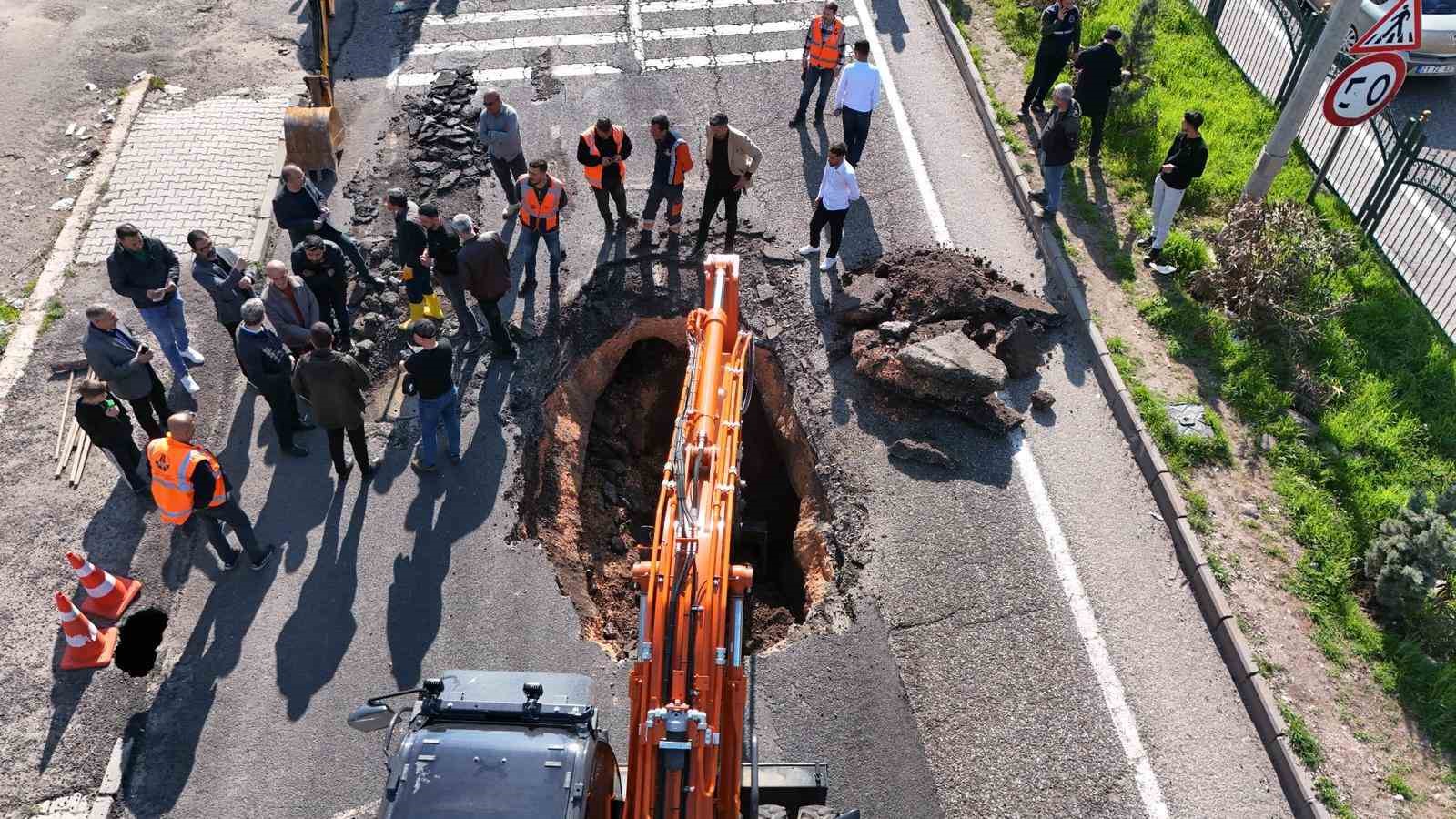 Diyarbakır’da yol çöktü, facianın eşiğinden dönüldü
