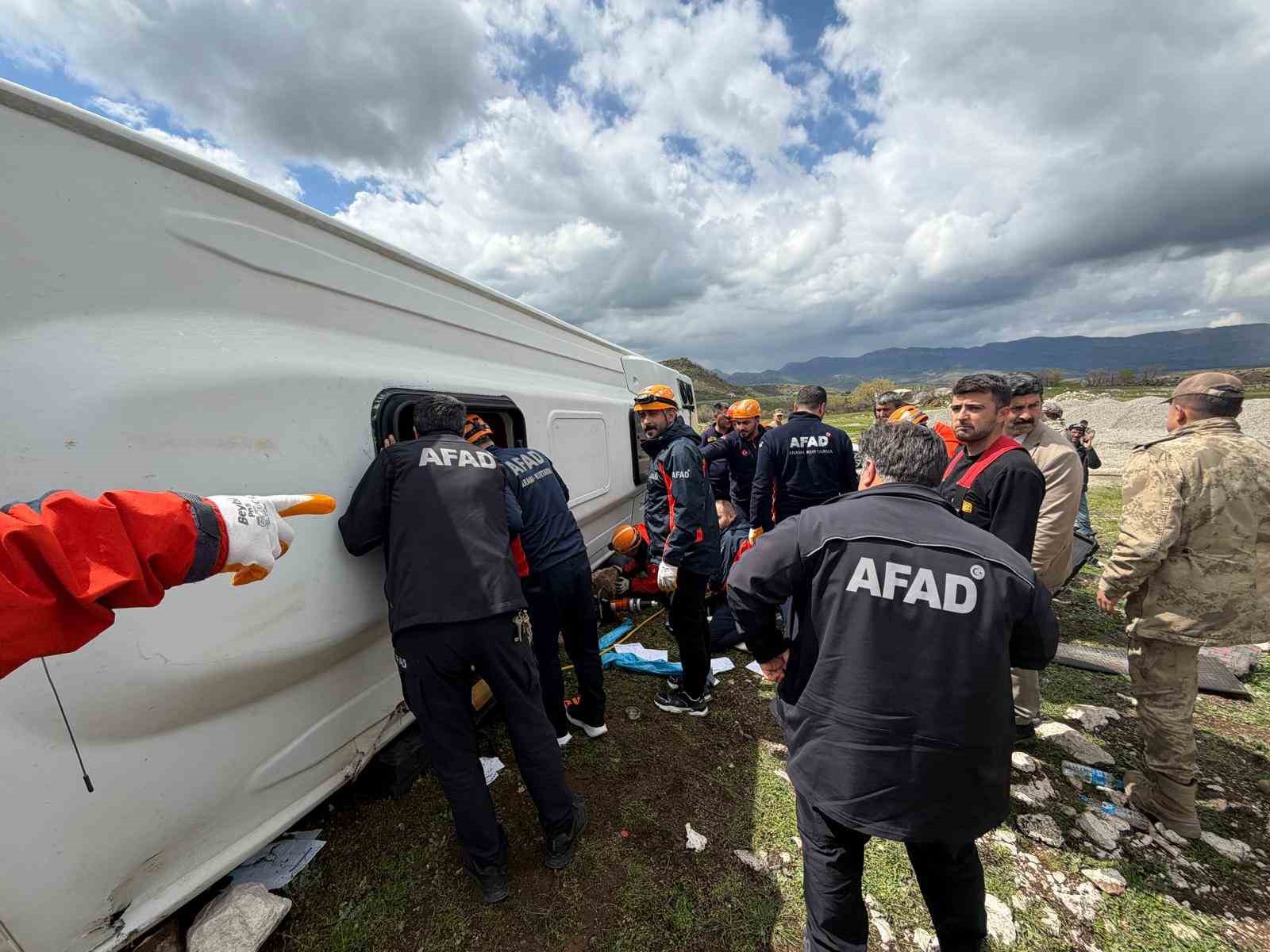 Diyarbakır’da yolcu otobüsü devrildi: 1 ölü, 13 yaralı
