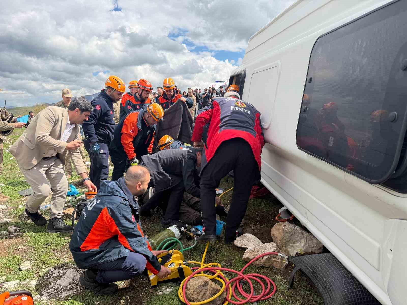 Diyarbakır’da yolcu otobüsü devrildi: 1 ölü, 13 yaralı
