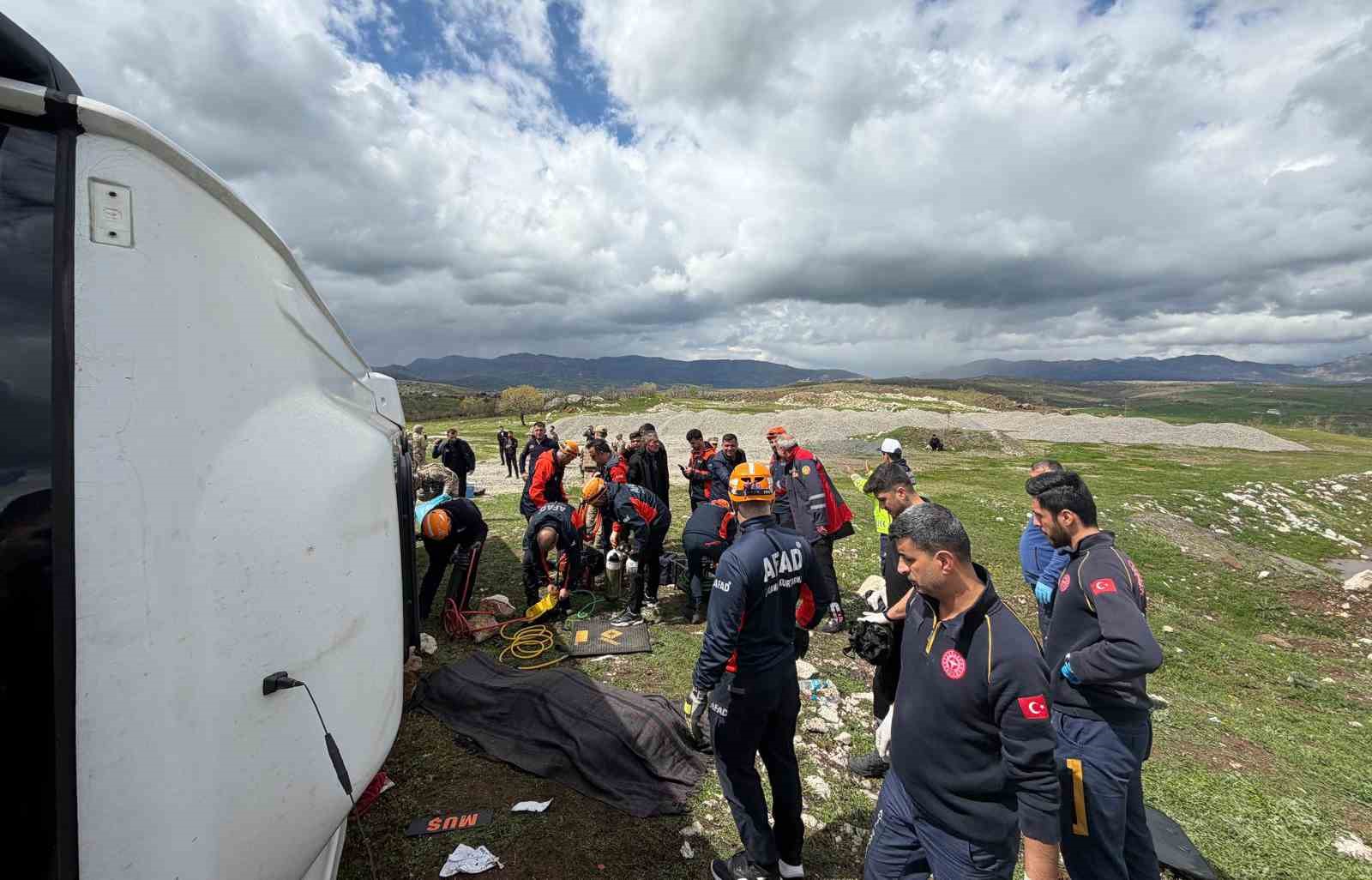 Diyarbakır’da yolcu otobüsü devrildi: 1 ölü, 13 yaralı
