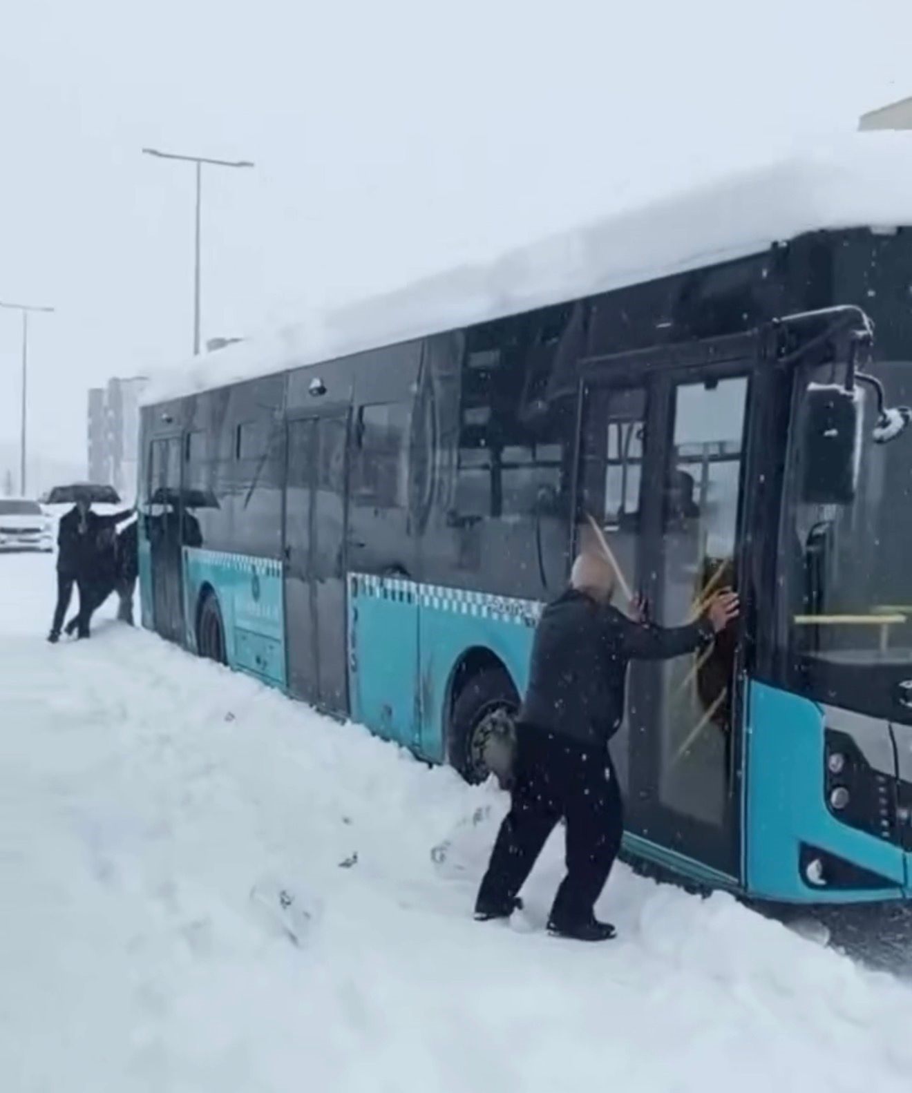 Diyarbakır’da yolda kalan halk otobüslerini vatandaşlar itti
