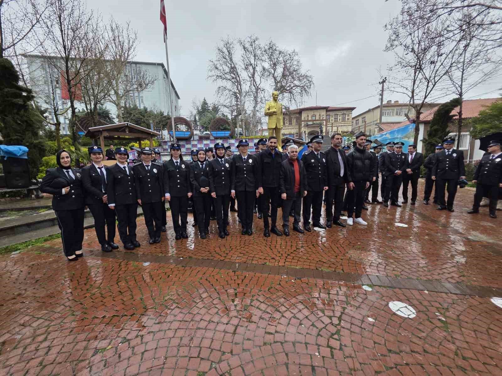 Diyarbakır’da yürek ısıtan görüntü: Vatandaşlar yağmurda ıslanan polislere şemsiye tuttu
