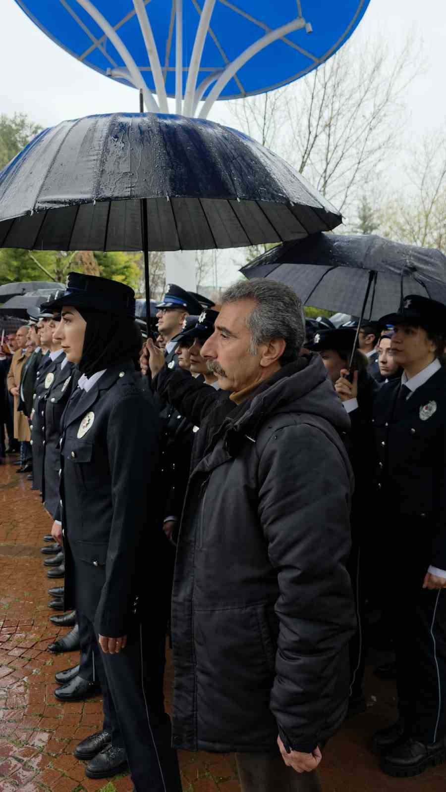 Diyarbakır’da yürek ısıtan görüntü: Vatandaşlar yağmurda ıslanan polislere şemsiye tuttu
