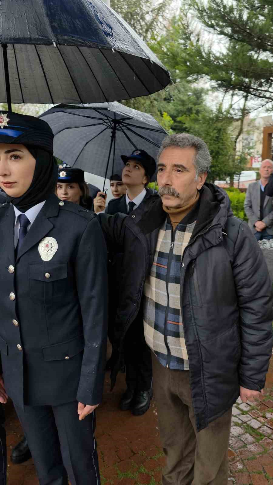 Diyarbakır’da yürek ısıtan görüntü: Vatandaşlar yağmurda ıslanan polislere şemsiye tuttu
