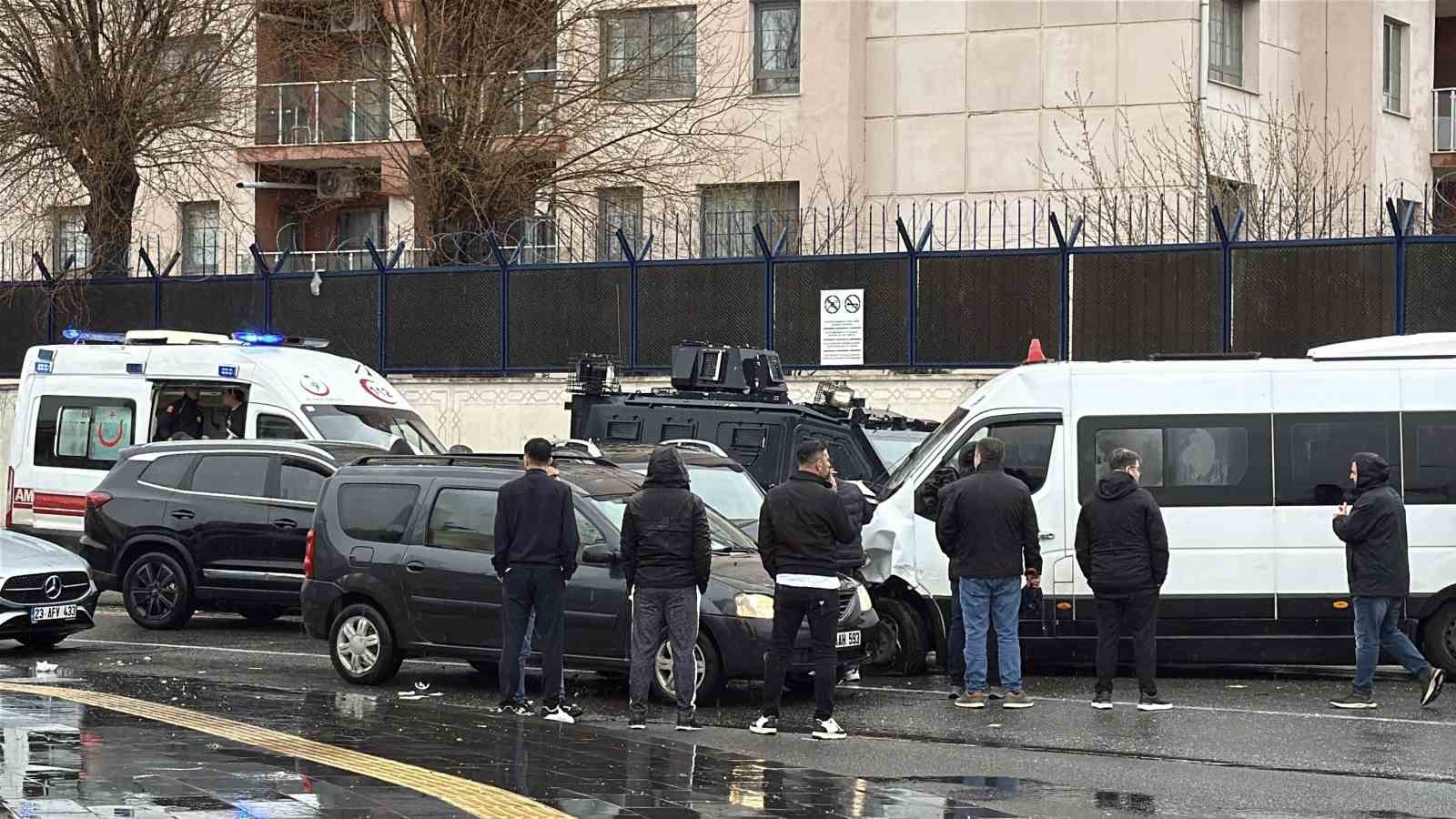 Diyarbakır’da zincirleme trafik kazası: 4 yaralı
