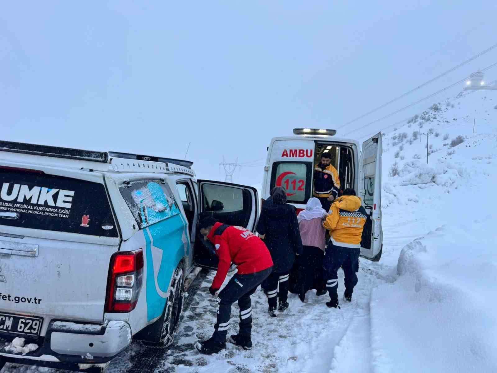 Diyarbakır’da zorlu kış şartlarında sağlık seferberliği: Kapalı yollarda UMKE ve 112’den zamanla yarış
