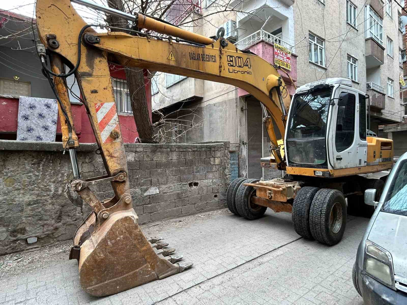 Diyarbakır’daki metruk binaların yıkımına devam ediliyor
