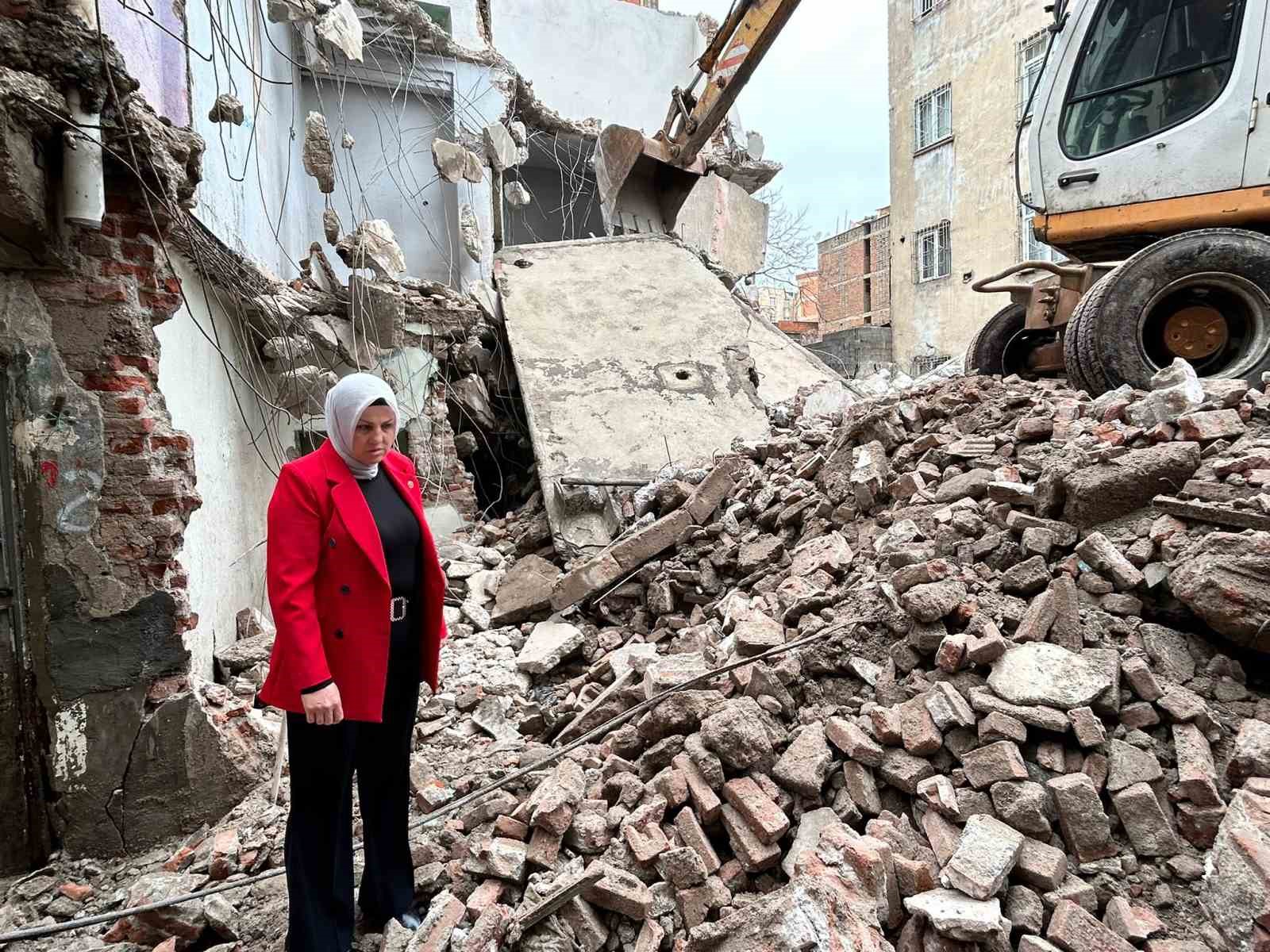 Diyarbakır’daki metruk binaların yıkımına devam ediliyor
