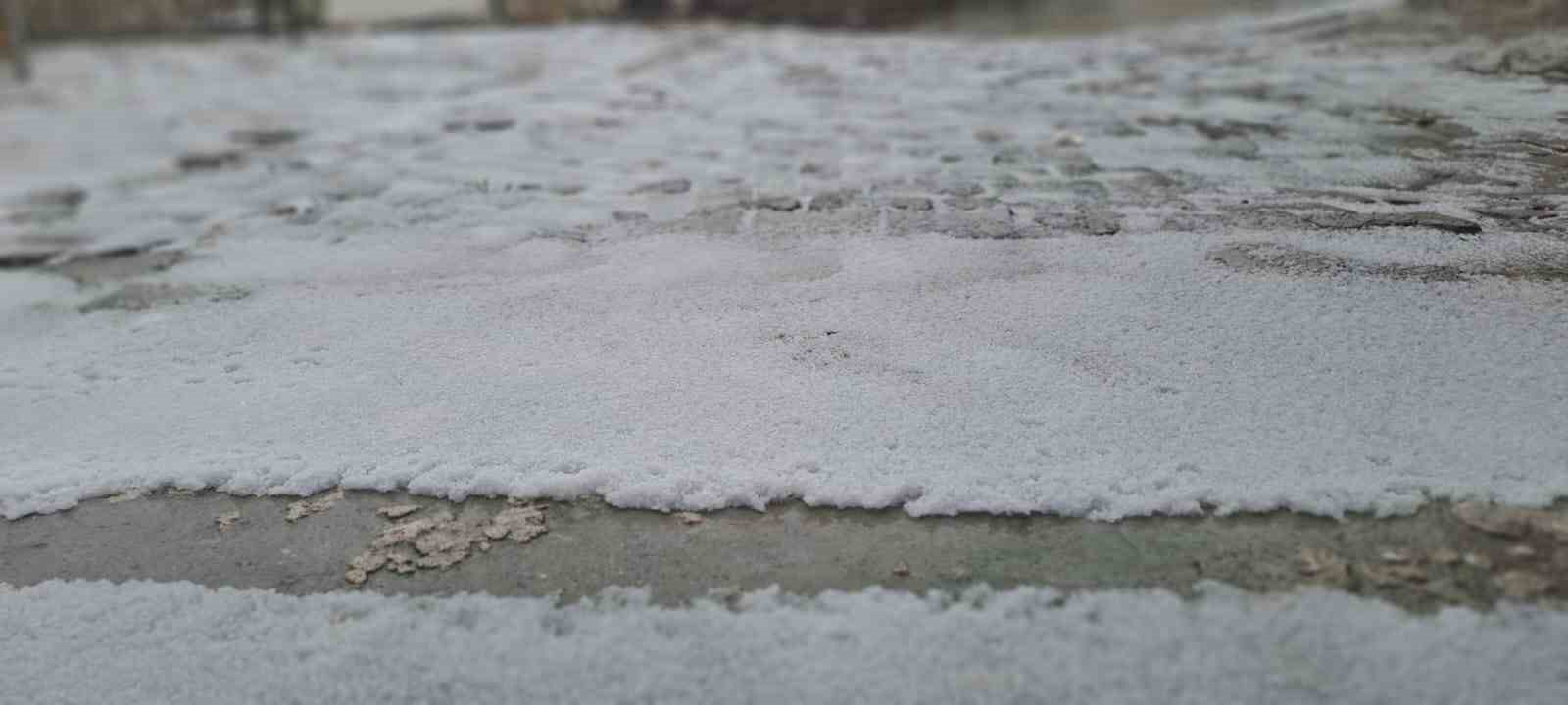 Diyarbakır’ı dolu vurdu, etraf bir anda beyaza büründü
