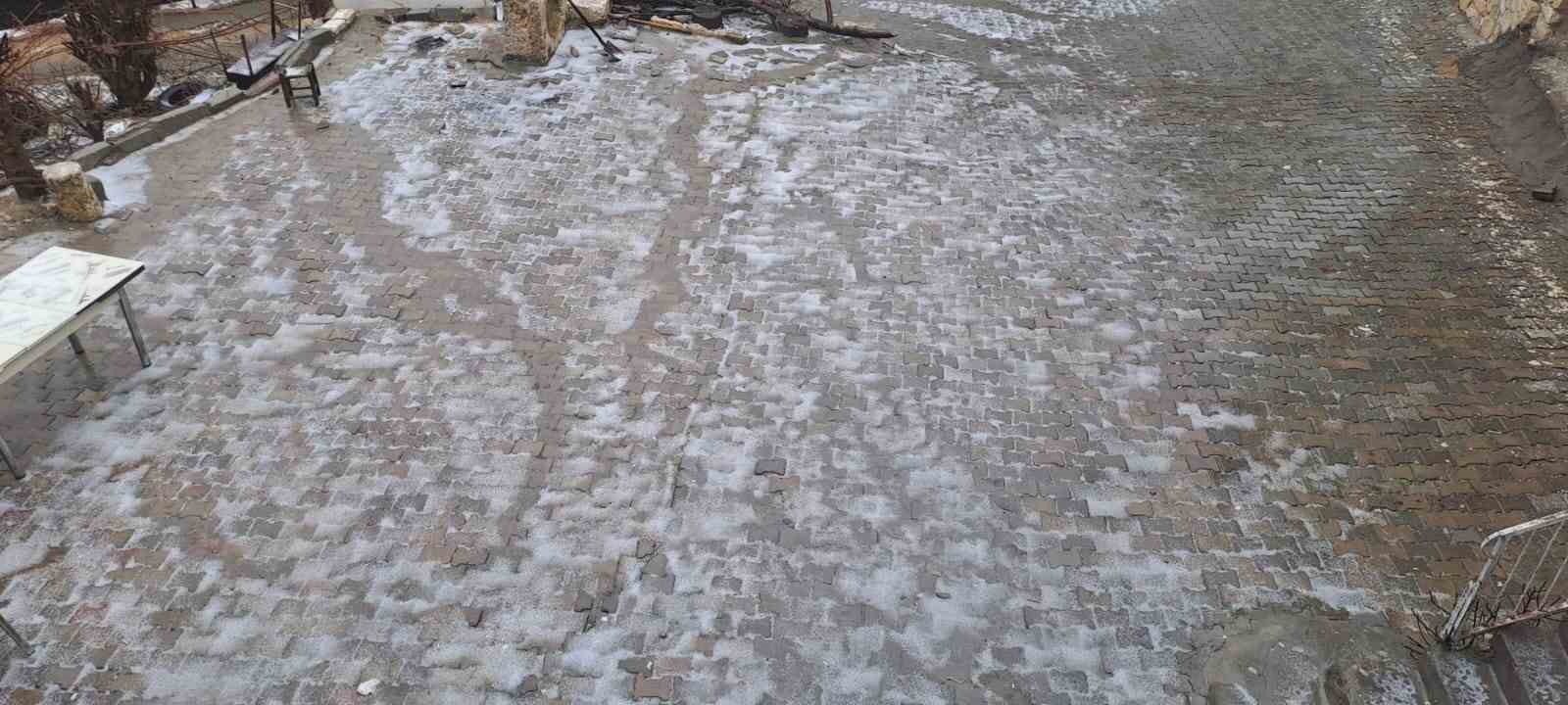 Diyarbakır’ı dolu vurdu, etraf bir anda beyaza büründü
