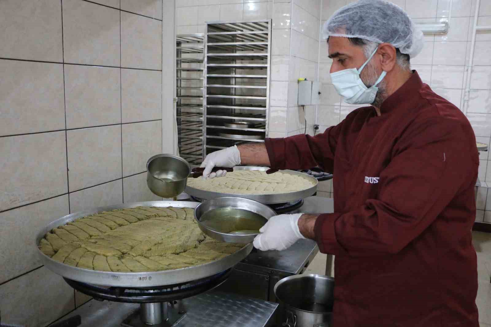 Diyarbakır’ın en ünlü tatlıcısı, bir yıl da 40 tona yakın tatlı sattı

