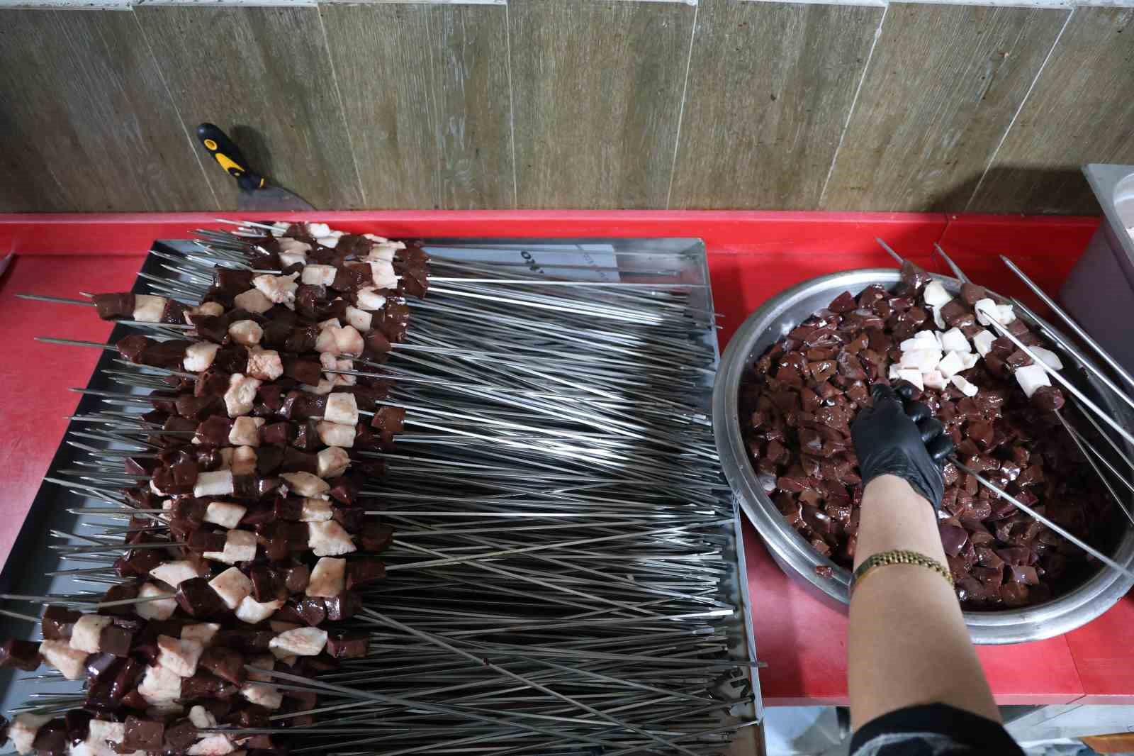 Diyarbakır’ın tescilli ciğer kebabı Ramazanda da iftar ve sahurda tüketiliyor
Diyarbakır’ın tescilli ciğer kebabı Ramazanda da iftar ve sahurda tüketiliyor