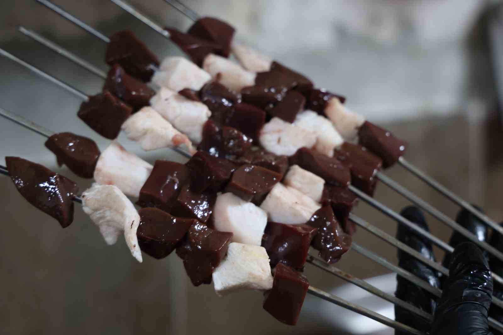 Diyarbakır’ın tescilli ciğer kebabı Ramazanda da iftar ve sahurda tüketiliyor
Diyarbakır’ın tescilli ciğer kebabı Ramazanda da iftar ve sahurda tüketiliyor