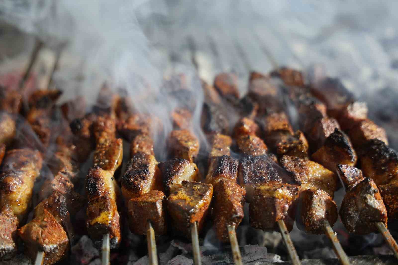 Diyarbakır’ın tescilli ciğer kebabı Ramazanda da iftar ve sahurda tüketiliyor
Diyarbakır’ın tescilli ciğer kebabı Ramazanda da iftar ve sahurda tüketiliyor