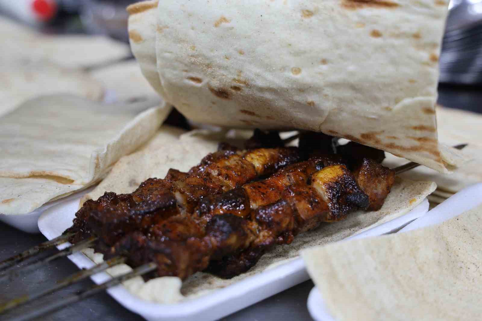 Diyarbakır’ın tescilli ciğer kebabı Ramazanda da iftar ve sahurda tüketiliyor
Diyarbakır’ın tescilli ciğer kebabı Ramazanda da iftar ve sahurda tüketiliyor