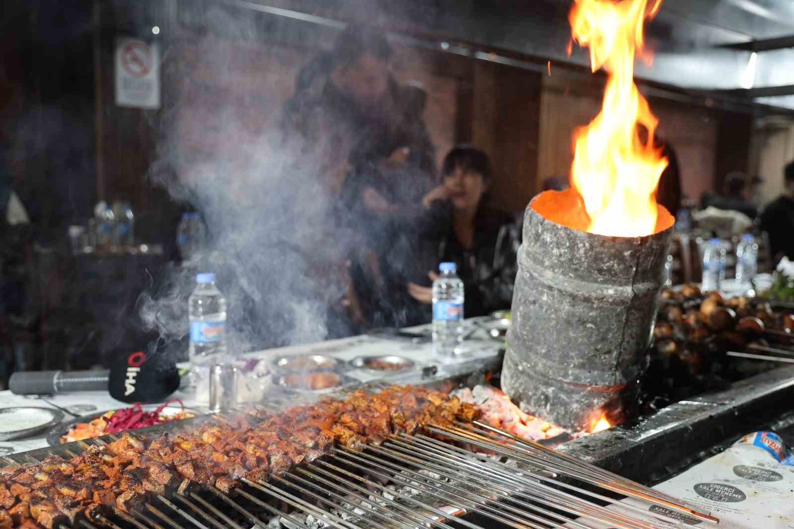 Diyarbakır’ın tescilli ciğer kebabı Ramazanda da iftar ve sahurda tüketiliyor
Diyarbakır’ın tescilli ciğer kebabı Ramazanda da iftar ve sahurda tüketiliyor