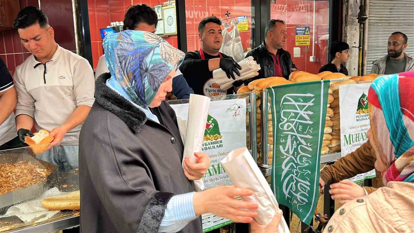 Diyarbakırlı esnaftan Kutlu Doğum Haftası’nda 2 bin kişiye döner ikramı
