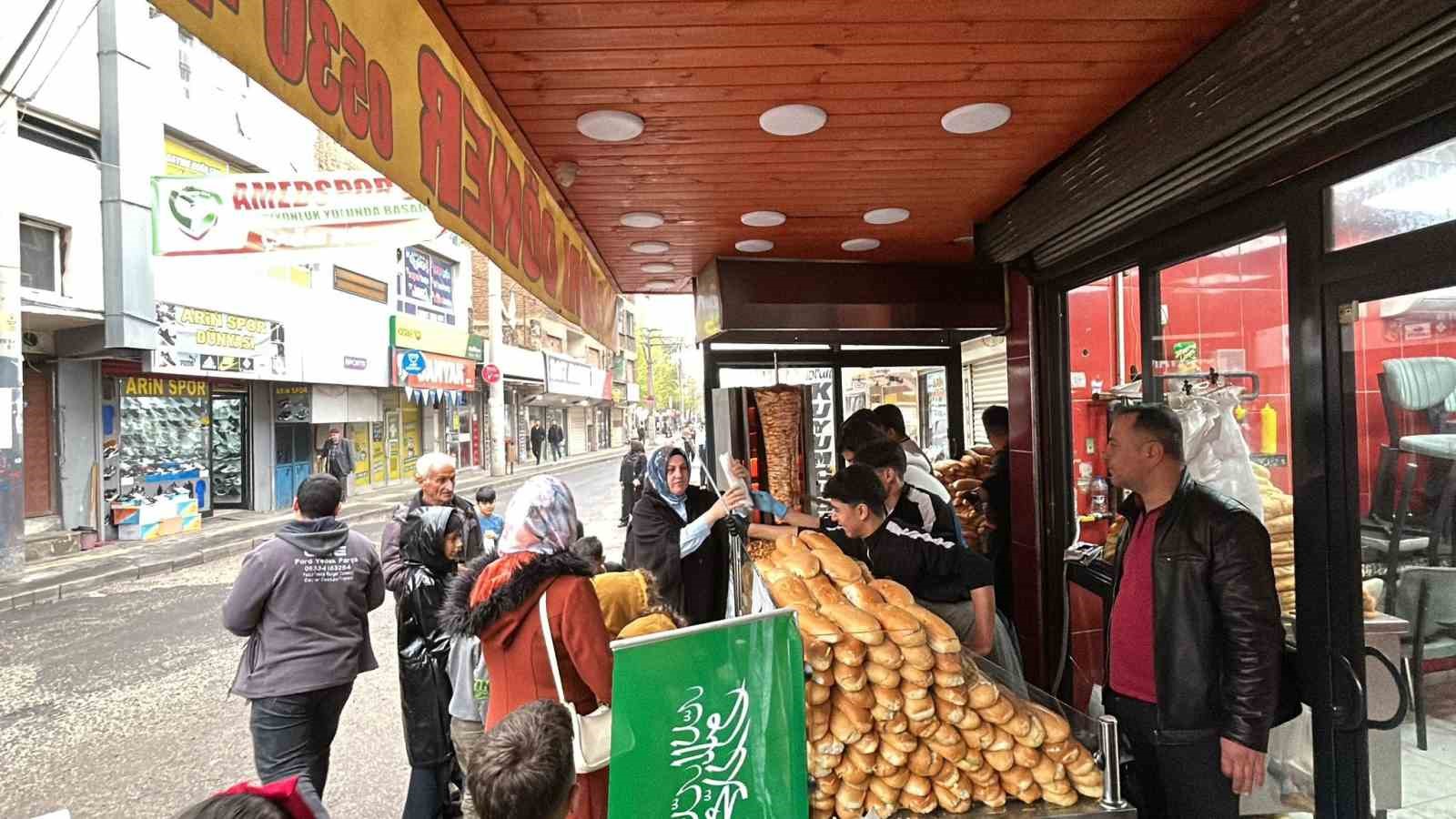 Diyarbakırlı esnaftan Kutlu Doğum Haftası’nda 2 bin kişiye döner ikramı
