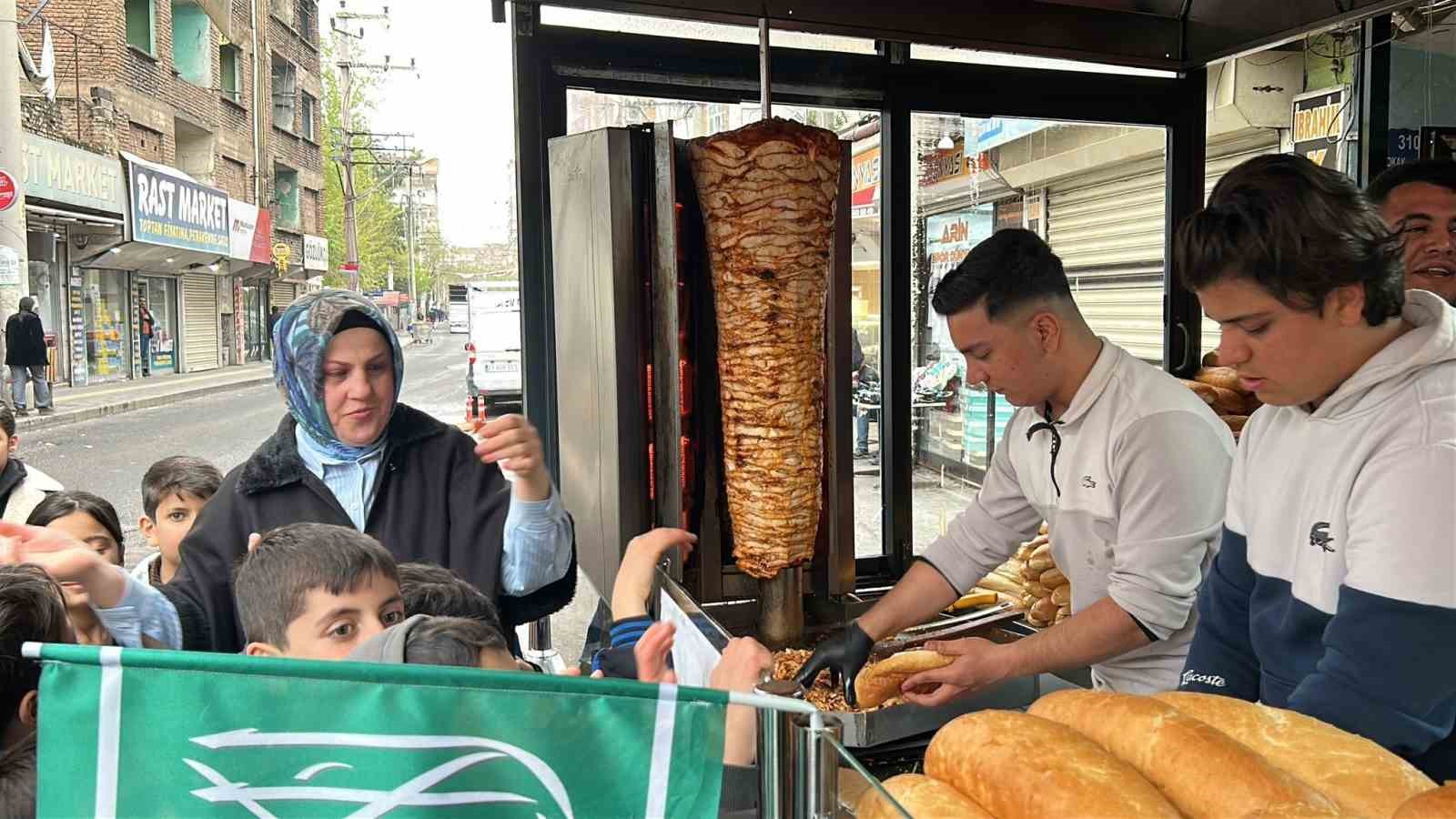 Diyarbakırlı esnaftan Kutlu Doğum Haftası’nda 2 bin kişiye döner ikramı
