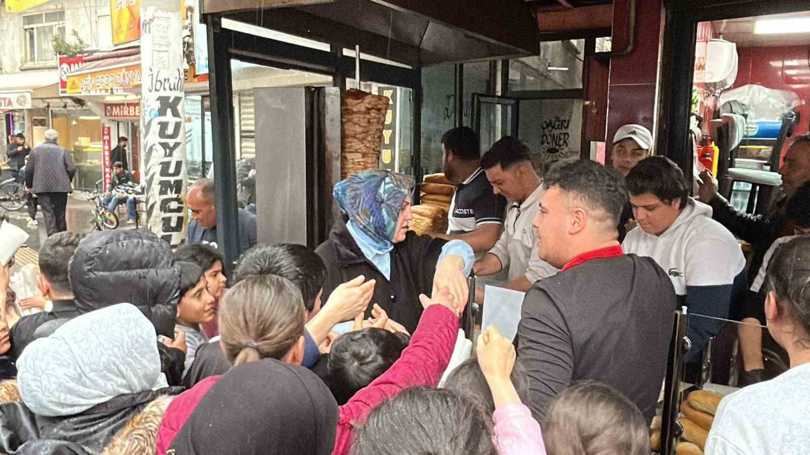 Diyarbakırlı esnaftan Kutlu Doğum Haftası’nda 2 bin kişiye döner ikramı
