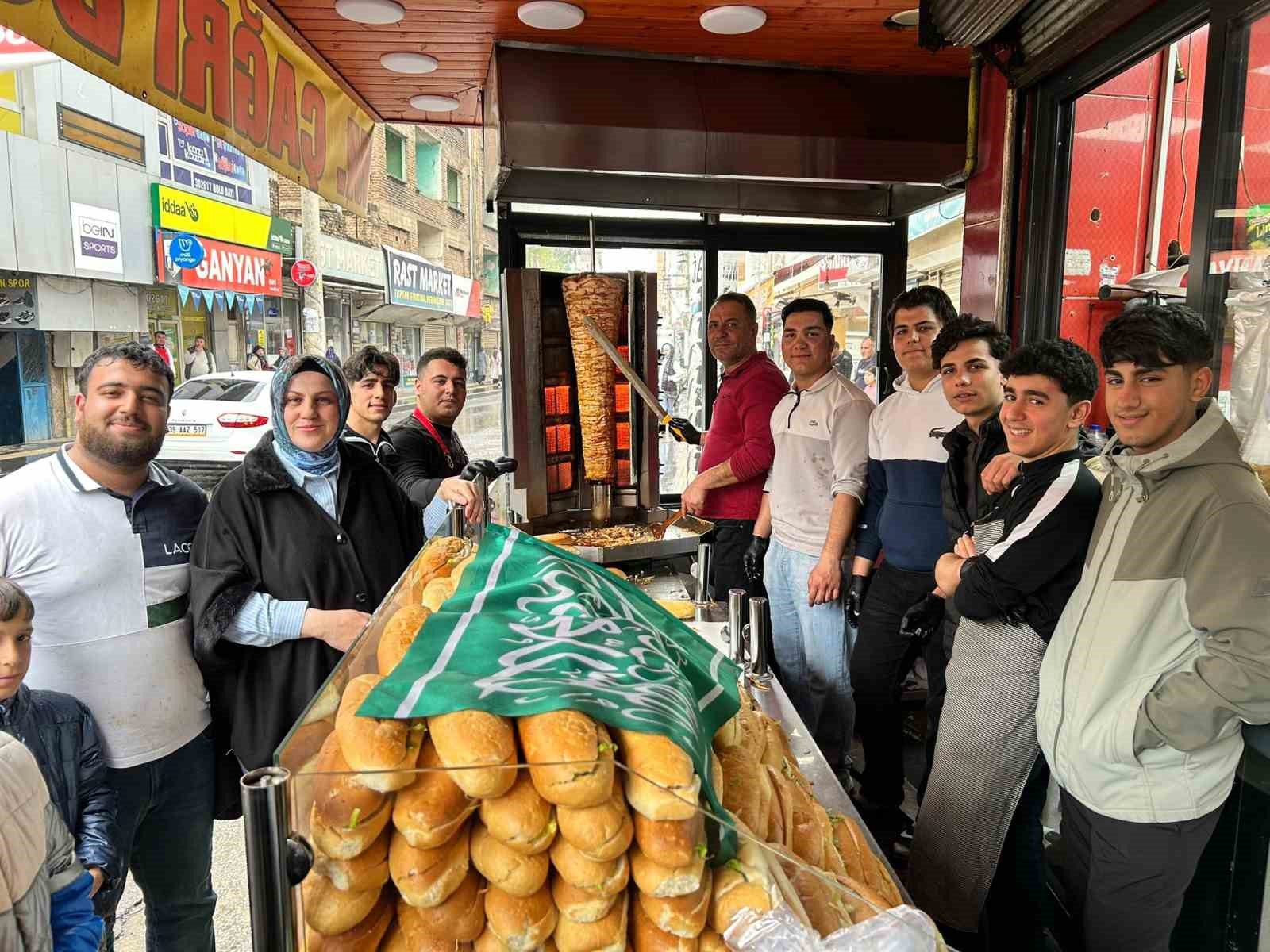 Diyarbakırlı esnaftan Kutlu Doğum Haftası’nda 2 bin kişiye döner ikramı
