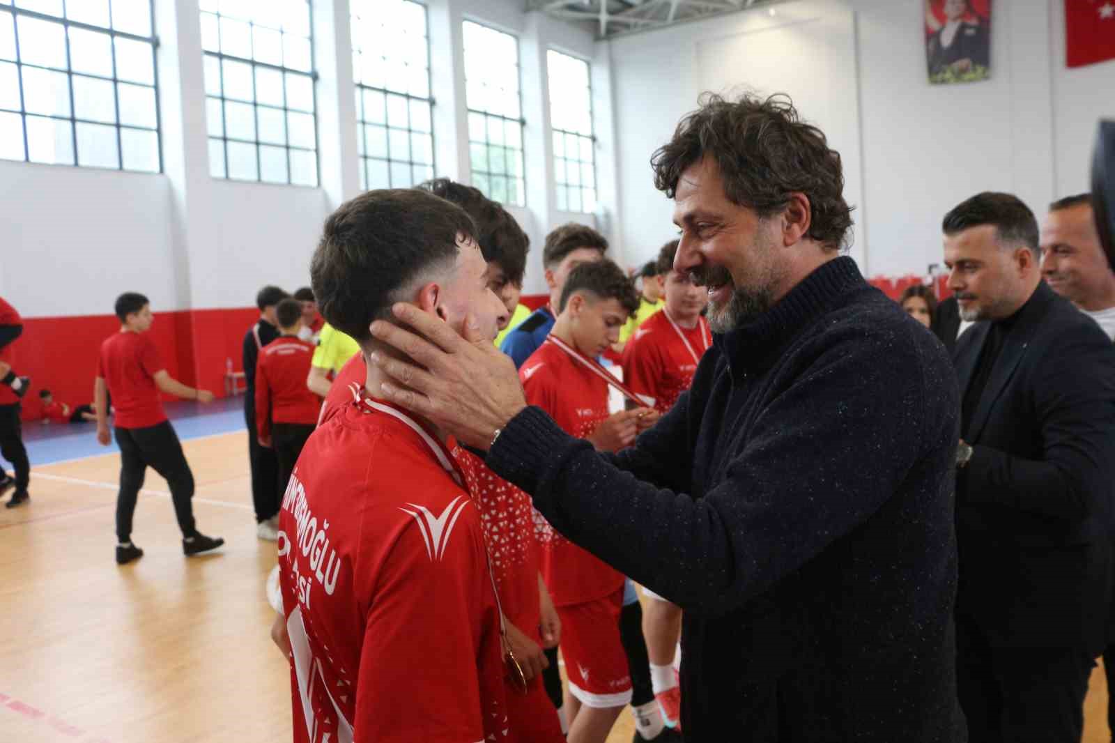 DMD hastası Berkay ve Eren kardeşlere Futsal Turnuvası ile umut oldular
