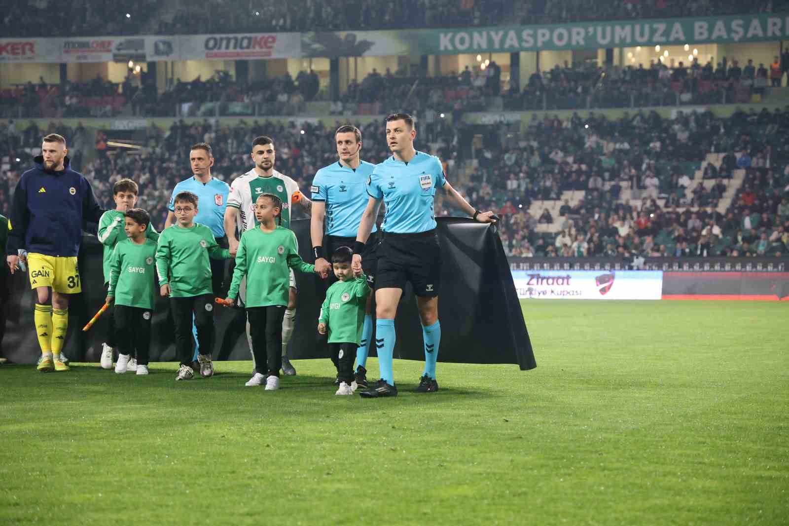 DMD kas hastası minik Mehmet için Konyaspor-Fenerbahçe maçının seremonisinde farkındalık oluşturuldu
