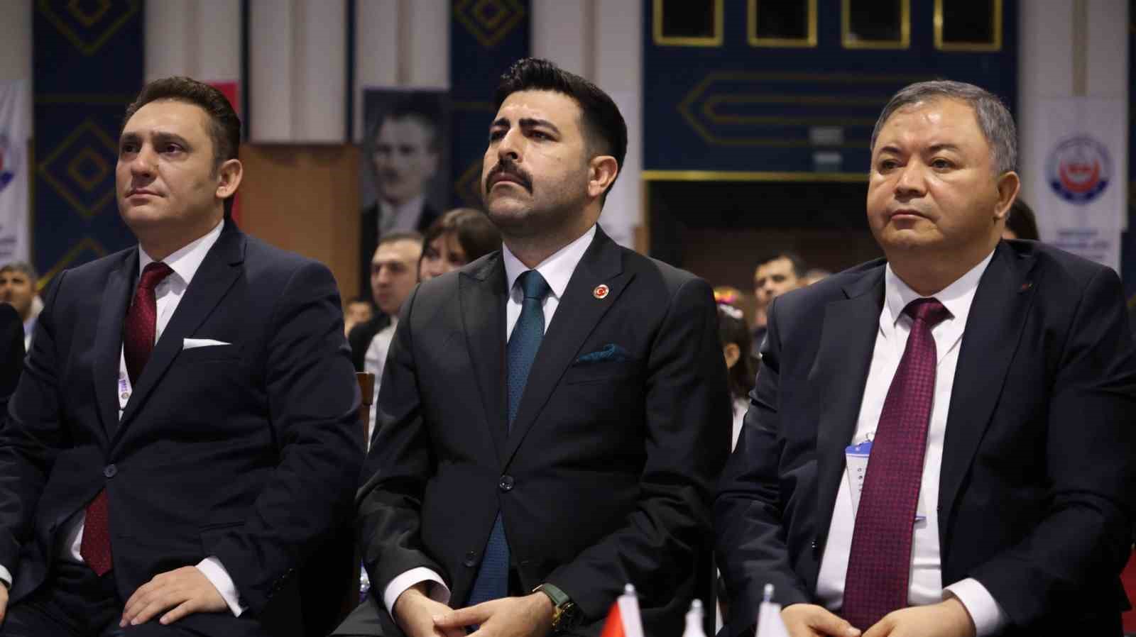 DMS Genel Başkanı Cengiz: "Genel yetkiyi alarak memurun gerçek sesini o masaya yumruk gibi vuracağız"
DMS Genel Başkanı Cengiz: "Genel yetkiyi alarak memurun gerçek sesini o masaya yumruk gibi vuracağız"