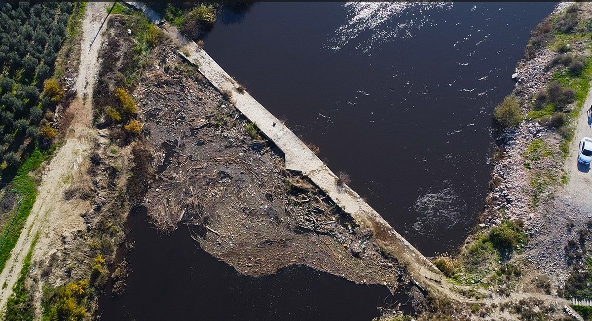 Doğaseverler tarihi taş köprüye dikkat çekti
