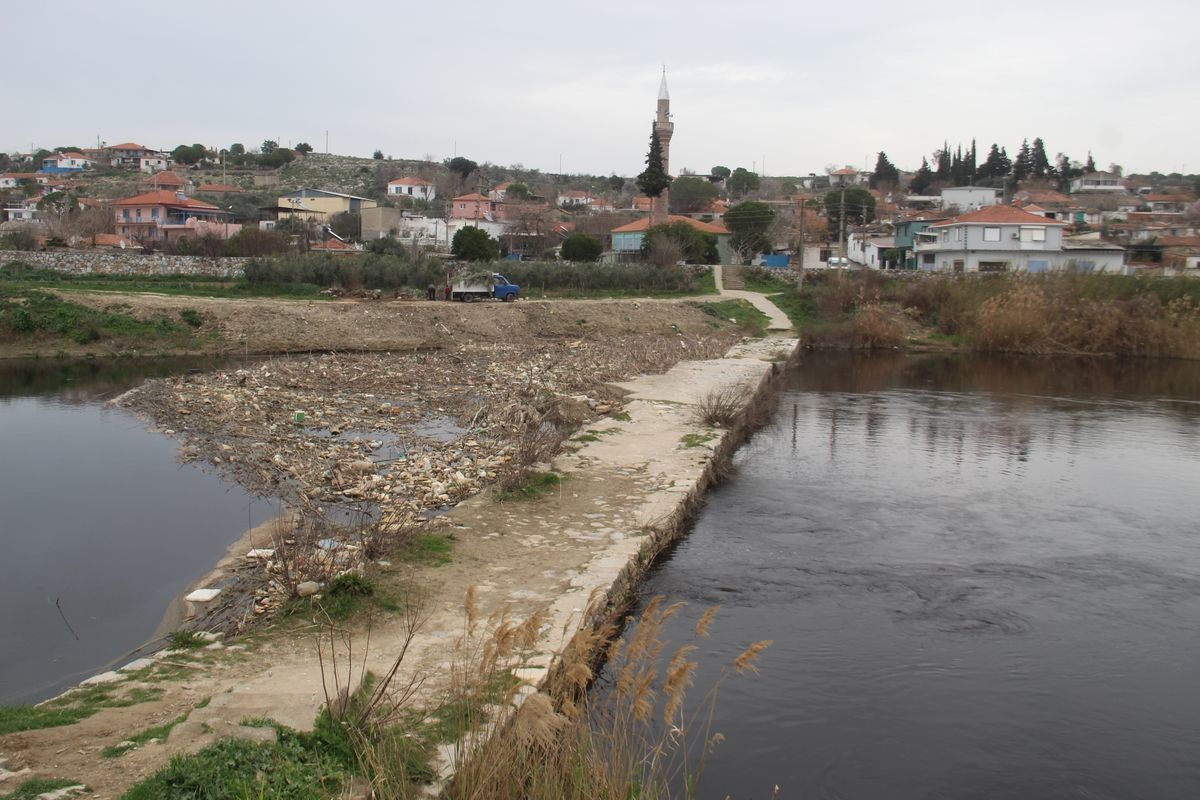 Doğaseverler tarihi taş köprüye dikkat çekti
