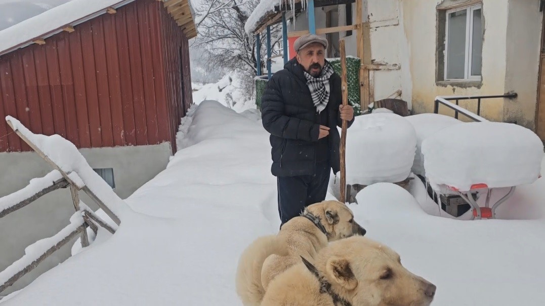 Doğu buz kesti: Donan su şebekeleri pürmüzle ısıtılmaya çalışıldı
Doğu buz kesti: Donan su şebekeleri pürmüzle ısıtılmaya çalışıldı