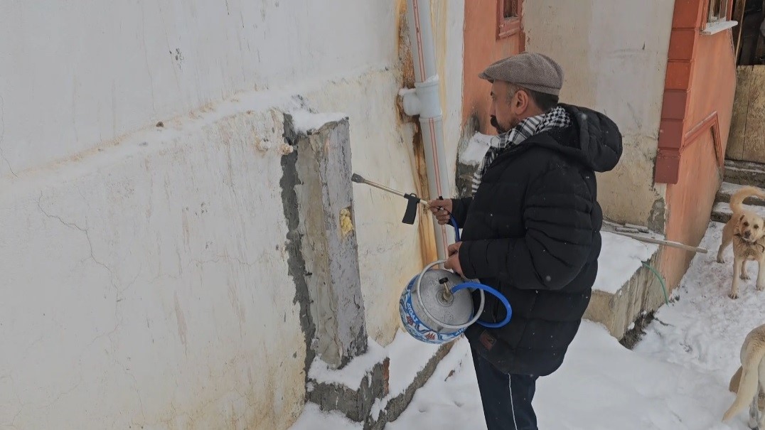 Doğu buz kesti: Donan su şebekeleri pürmüzle ısıtılmaya çalışıldı
Doğu buz kesti: Donan su şebekeleri pürmüzle ısıtılmaya çalışıldı