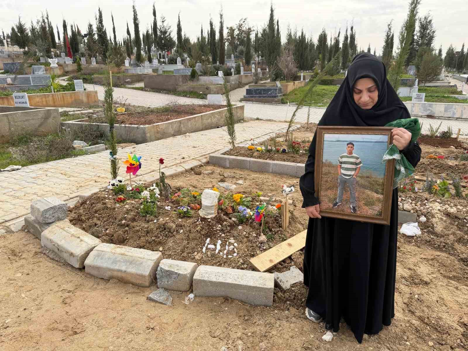 Doğum günü kutlamaya gitti cenazesi geldi, acılı anne mezarı başında ağıt yaktı
