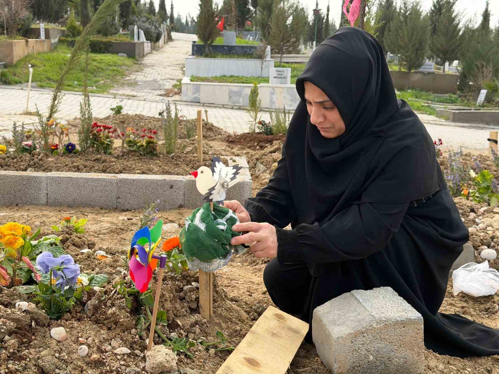 Doğum günü kutlamaya gitti cenazesi geldi, acılı anne mezarı başında ağıt yaktı
