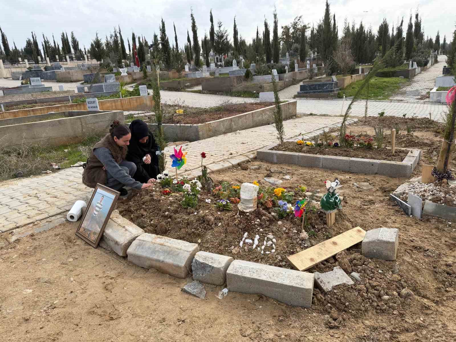 Doğum günü kutlamaya gitti cenazesi geldi, acılı anne mezarı başında ağıt yaktı
