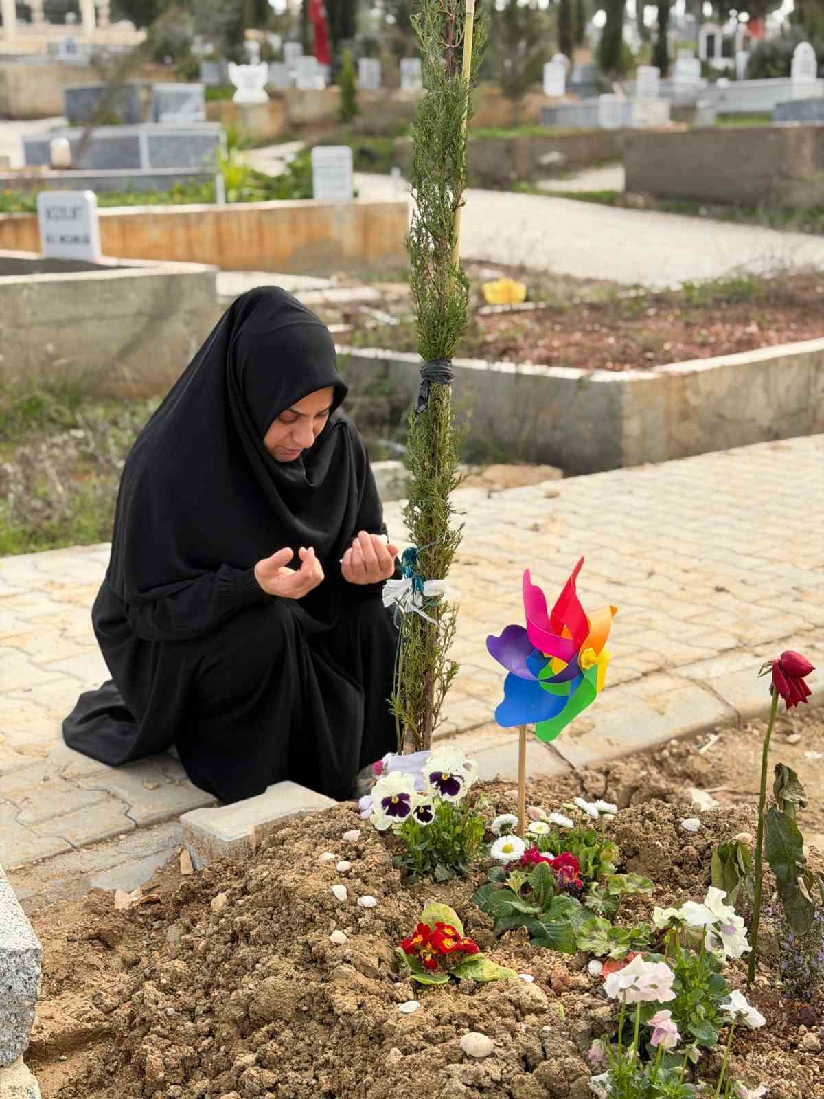 Doğum günü kutlamaya gitti cenazesi geldi, acılı anne mezarı başında ağıt yaktı
