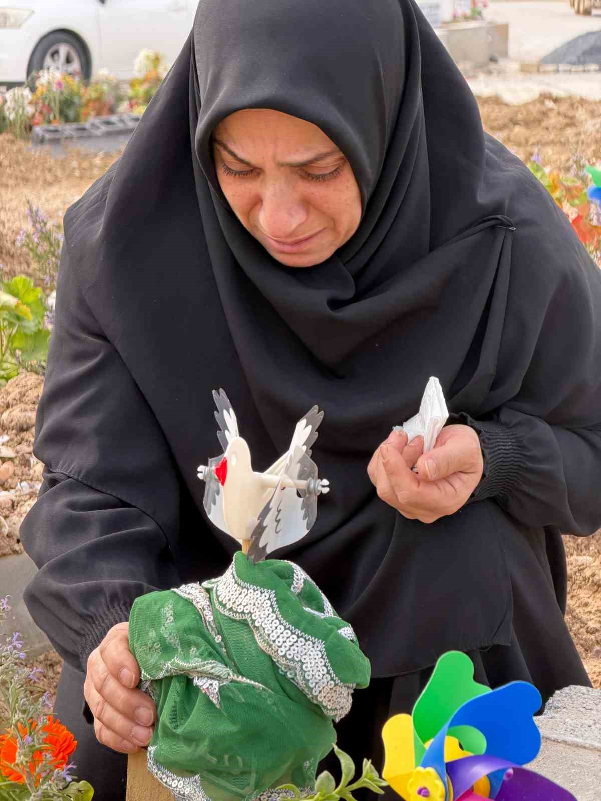 Doğum günü kutlamaya gitti cenazesi geldi, acılı anne mezarı başında ağıt yaktı
