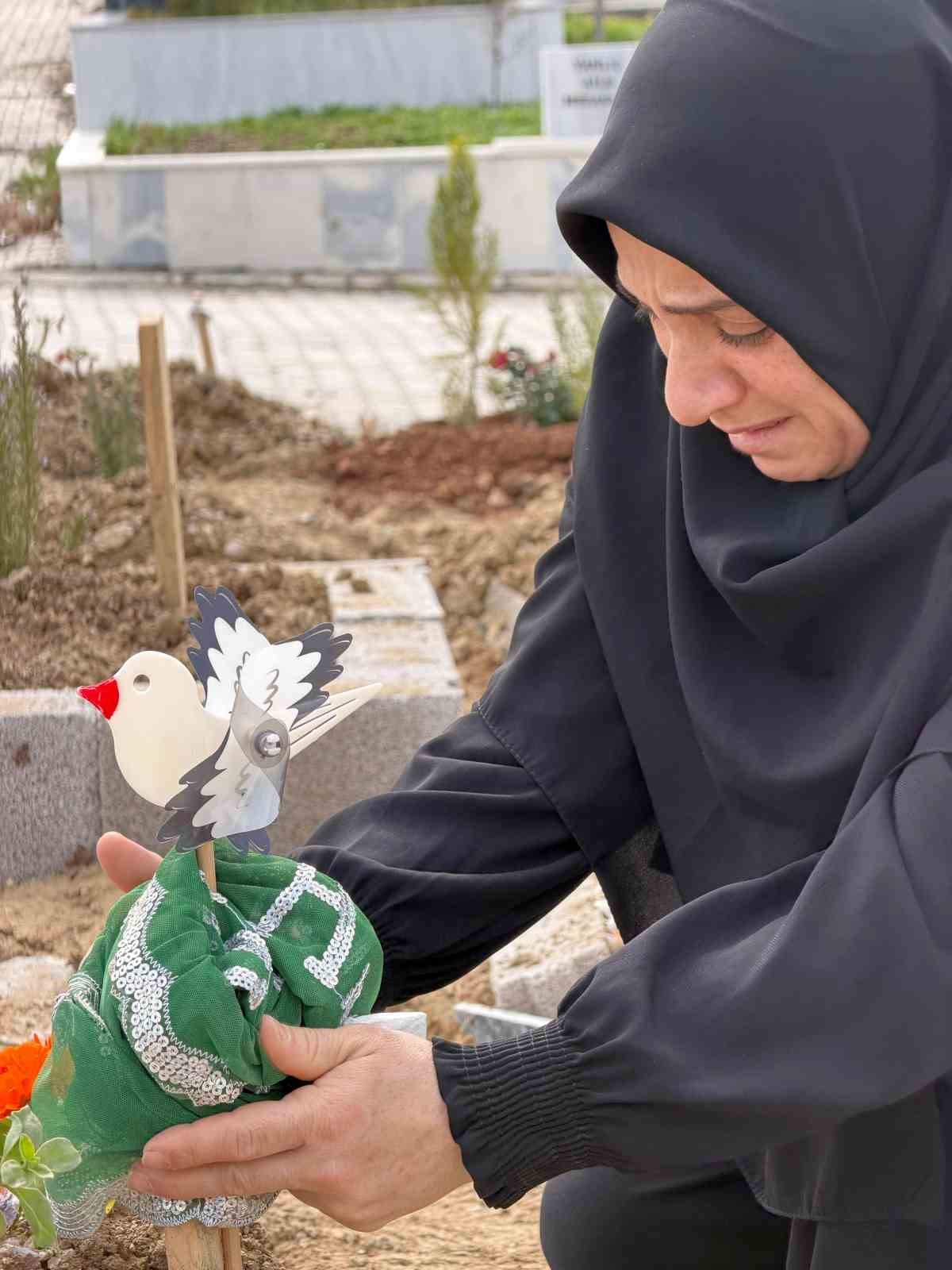 Doğum günü kutlamaya gitti cenazesi geldi, acılı anne mezarı başında ağıt yaktı
